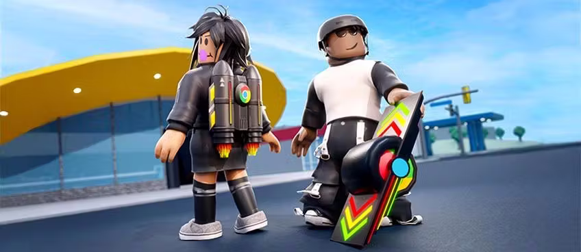 Dua karakter Roblox berdiri di jalan; yang satu membelakangi penonton, memamerkan jetpack dengan logo bola ChromeOS di atasnya, yang satunya lagi menghadap ke penonton, memakai helm, dan memegang papan hover dengan panah merah, kuning, dan hijau di papan serta roda yang berwarna seperti logo bola ChromeOS.