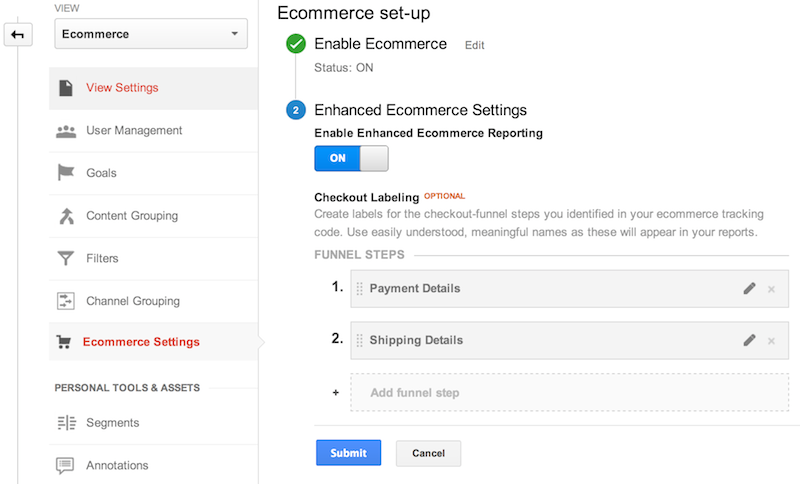 Ustawienia e-commerce w sekcji Administracja interfejsu internetowego Google Analytics. E-commerce jest włączony i dodano etykiety kroków ścieżki płatności: 1. szczegóły płatności; 2. Szczegóły dostawy