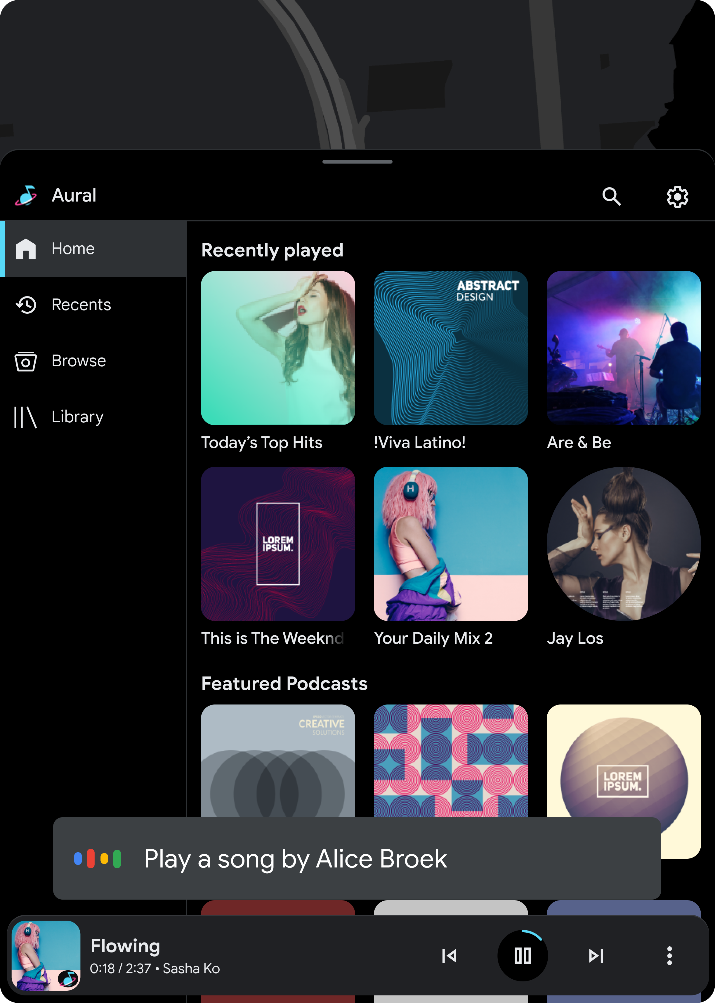 Simulación de la pantalla principal de una app de música con una placa de voz para indicar la interacción de voz