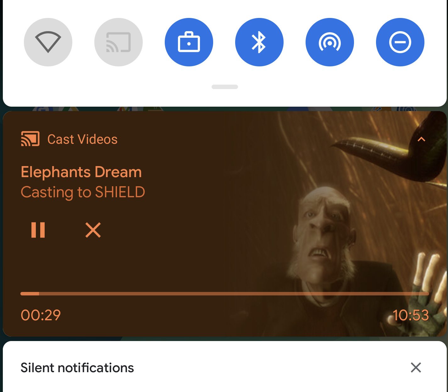 صورة لجزء من شاشة هاتف Android يعرض مشغّلاً مصغّرًا يشغّل فيديو