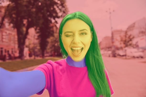 Salida de segmentación: Una persona con máscaras de color semitransparentes sobre el cabello, la piel, el fondo y la ropa