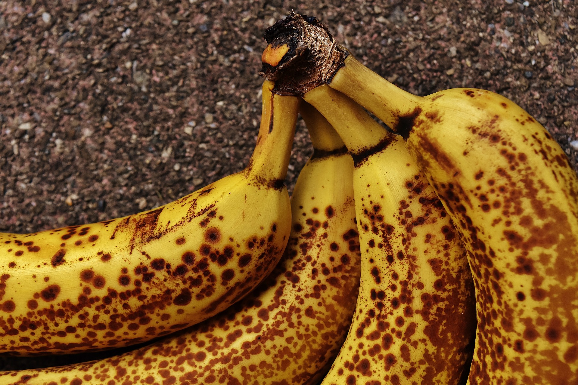 Un régime de bananes brunes