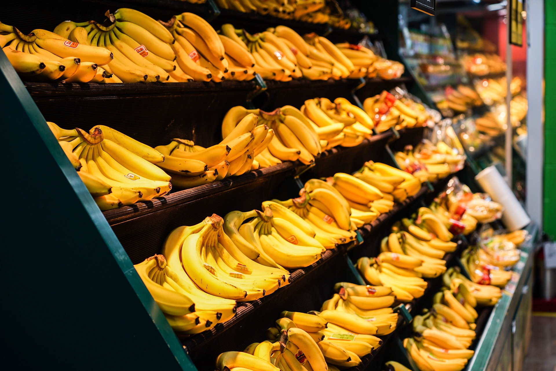 Mehrere Bananen in einem Regal in einem Geschäft