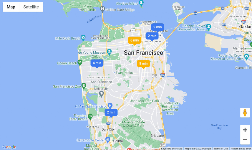 নায়কের ছবিটি সান ফ্রান্সিসকোকে কেন্দ্র করে একটি Google Maps JS মানচিত্র দেখায়। বেশ কয়েকটি অবস্থান রঙিন মার্কার প্রদর্শন করে যার বিষয়বস্তু '2 মিনিট', '4 মিনিট' বলে