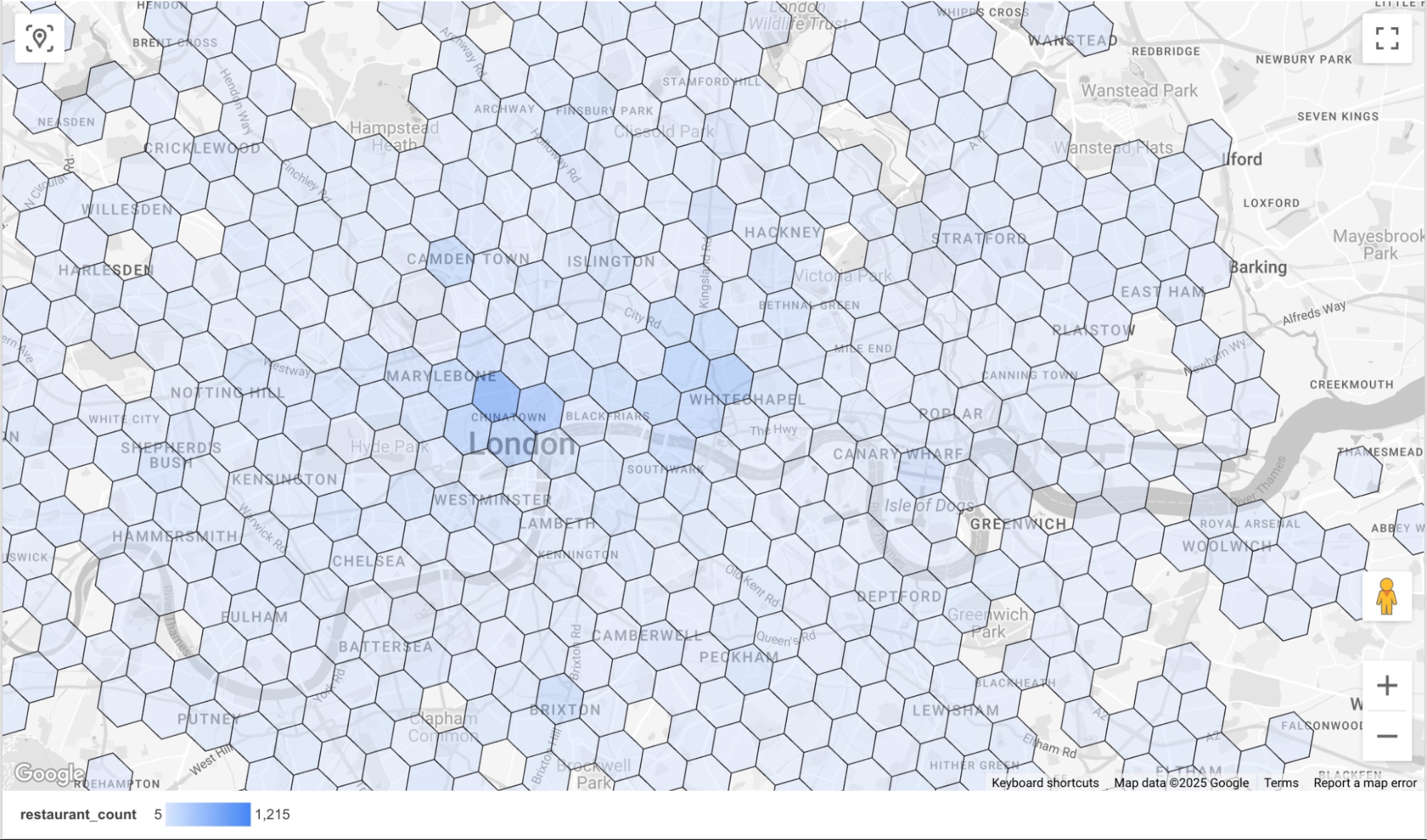 Un mapa completo de Londres superpuesto con una cuadrícula hexagonal, en el que las celdas azules más oscuras indican una mayor concentración de restaurantes. La leyenda indica los recuentos de densidad, que van de 5 a 1,215.