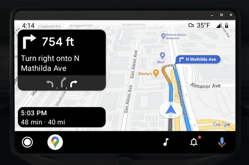 Android Auto की सुविधा वाली इन-डैश हेड यूनिट, जो मोड़-दर-मोड़ निर्देश दिखाती है.