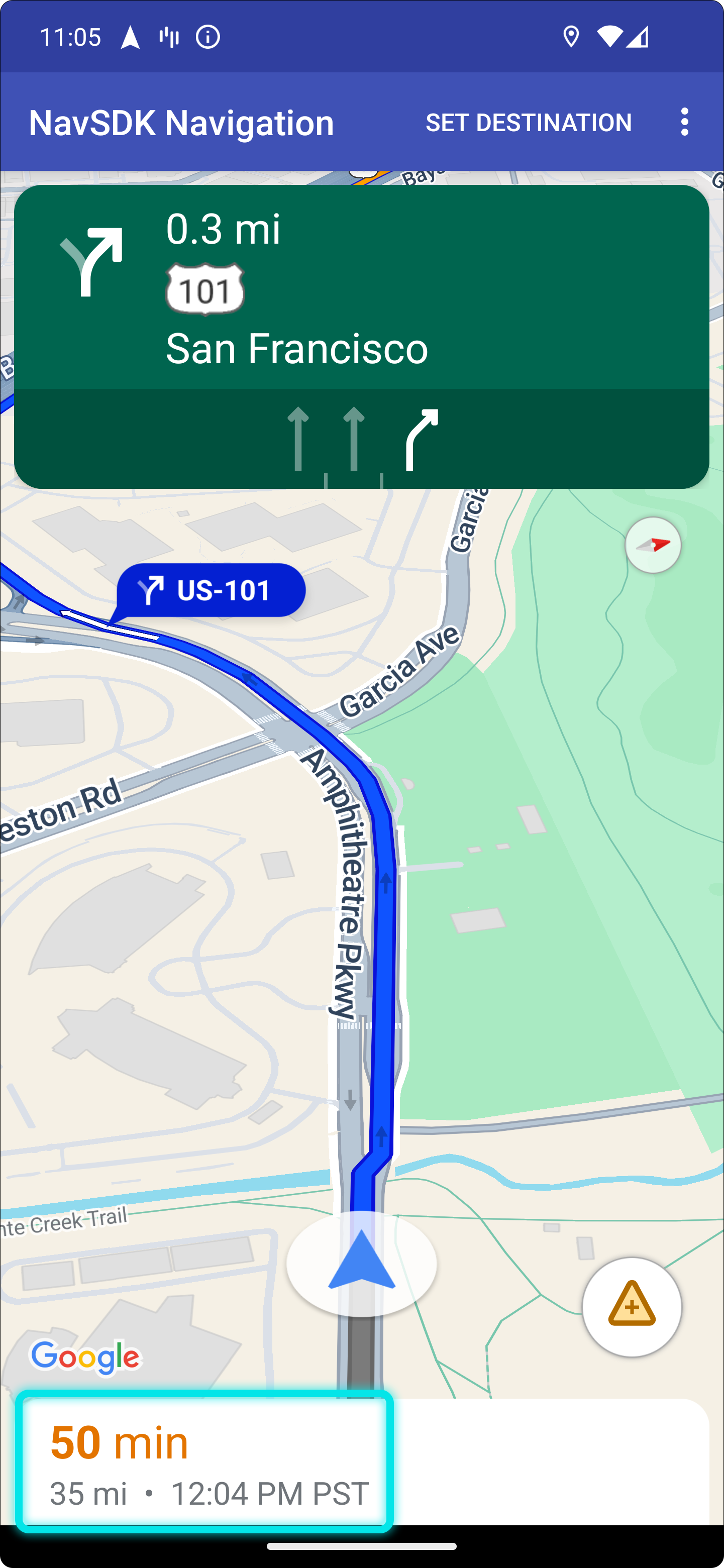 Ein Mobilgerät-Display, das eine bevorstehende Linksabbiegung in 30 Metern auf die W Ahwanee Avenue anzeigt. Unten auf dem Bildschirm beträgt die verbleibende Zeit bis zum Ziel 46 Minuten und die verbleibende Entfernung 39 Meilen.