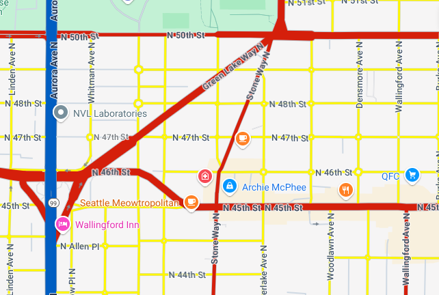 Un mapa de Seattle con un nivel de zoom 16 en el que las rutas se muestran en rojo, azul y amarillo.