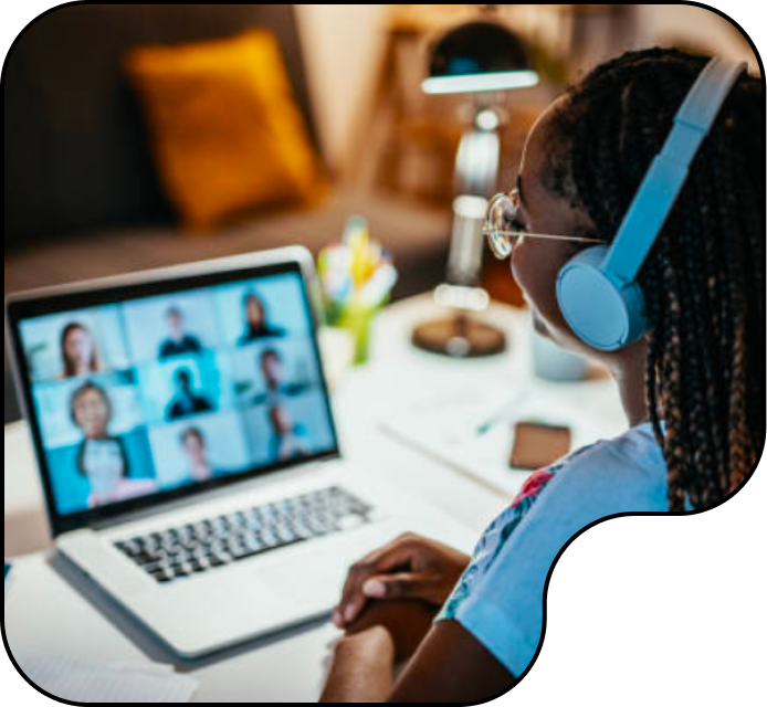 Image d'une femme participant à une cohorte en direct sur son ordinateur portable.