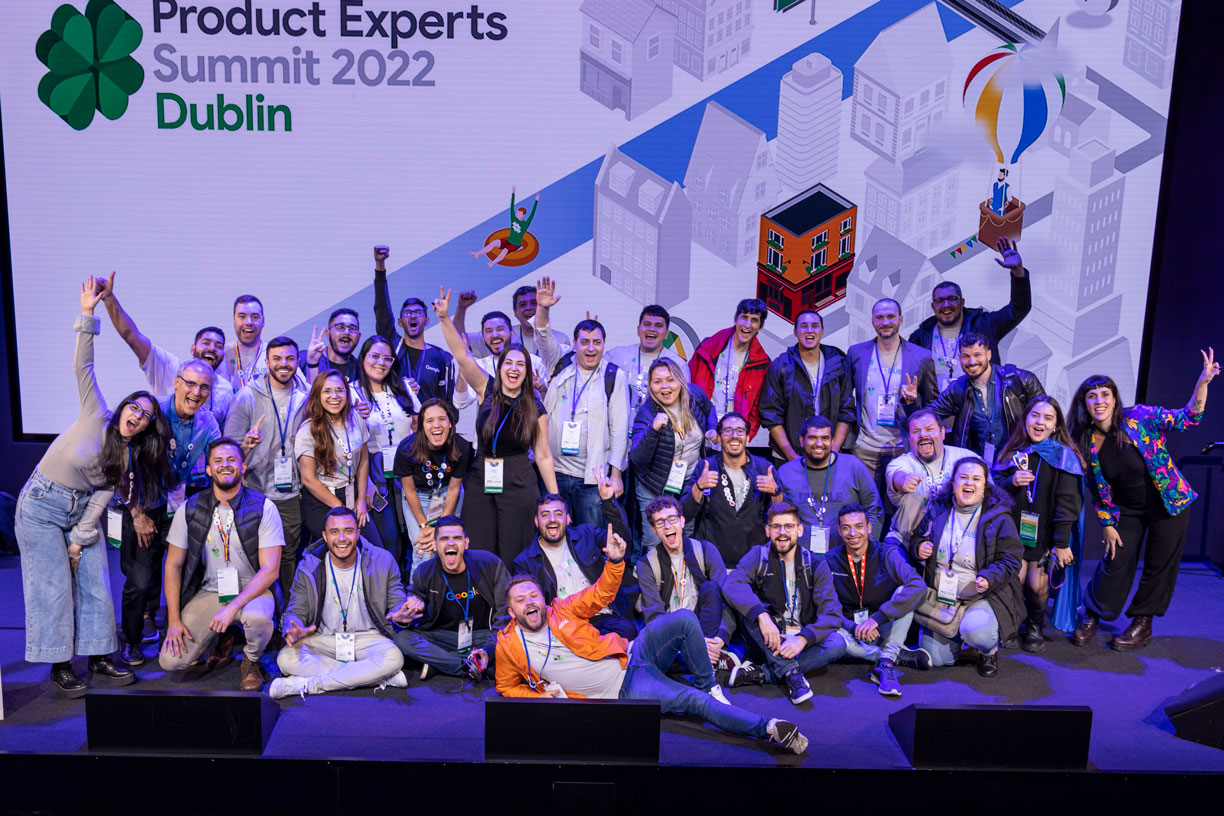 Rubens y Manuel, Expertos de Producto portugueses del Centro de la Búsqueda, en el escenario con otros Expertos de Producto en la cumbre de Dublín
