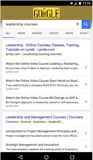 Resultado de búsqueda que muestra tres cursos individuales en una vista de lista
