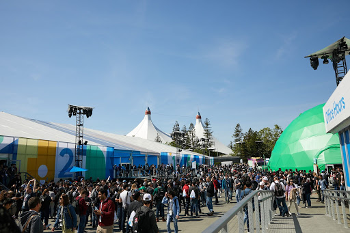 صورة حشد كبير في مؤتمر Google I/O