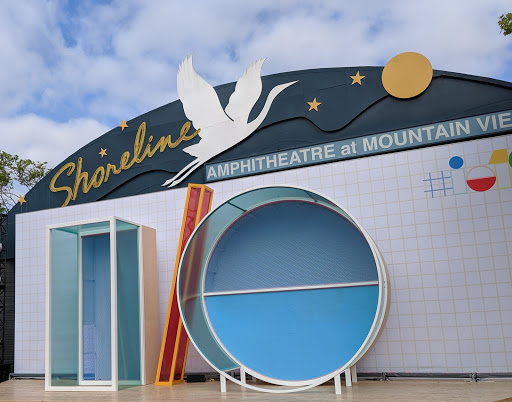 Shoreline Amphitheatre at Mountain View, CA 的 Google I/O 大會標誌