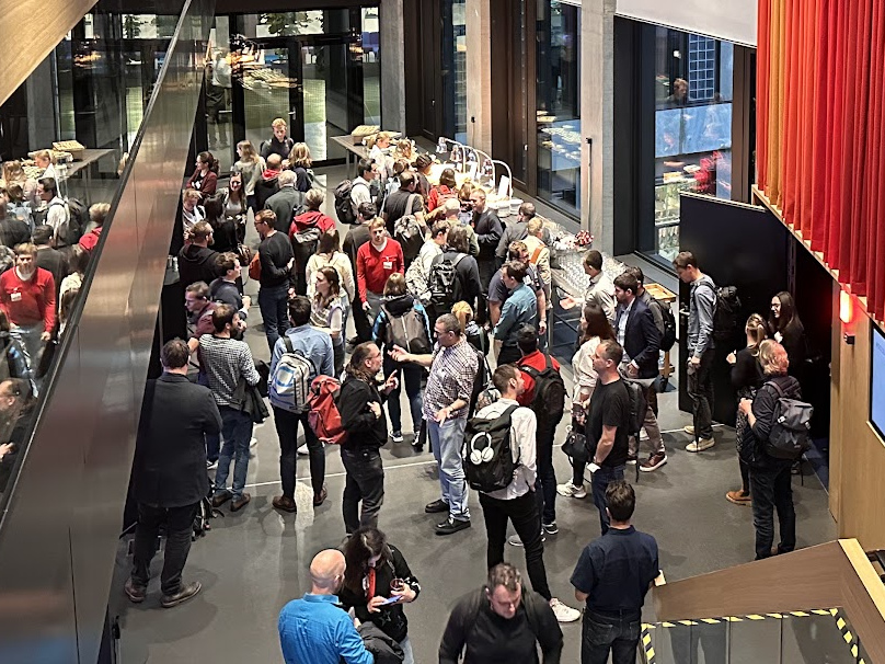 Persone che fanno networking all&#39;evento Search Central Live Zurigo