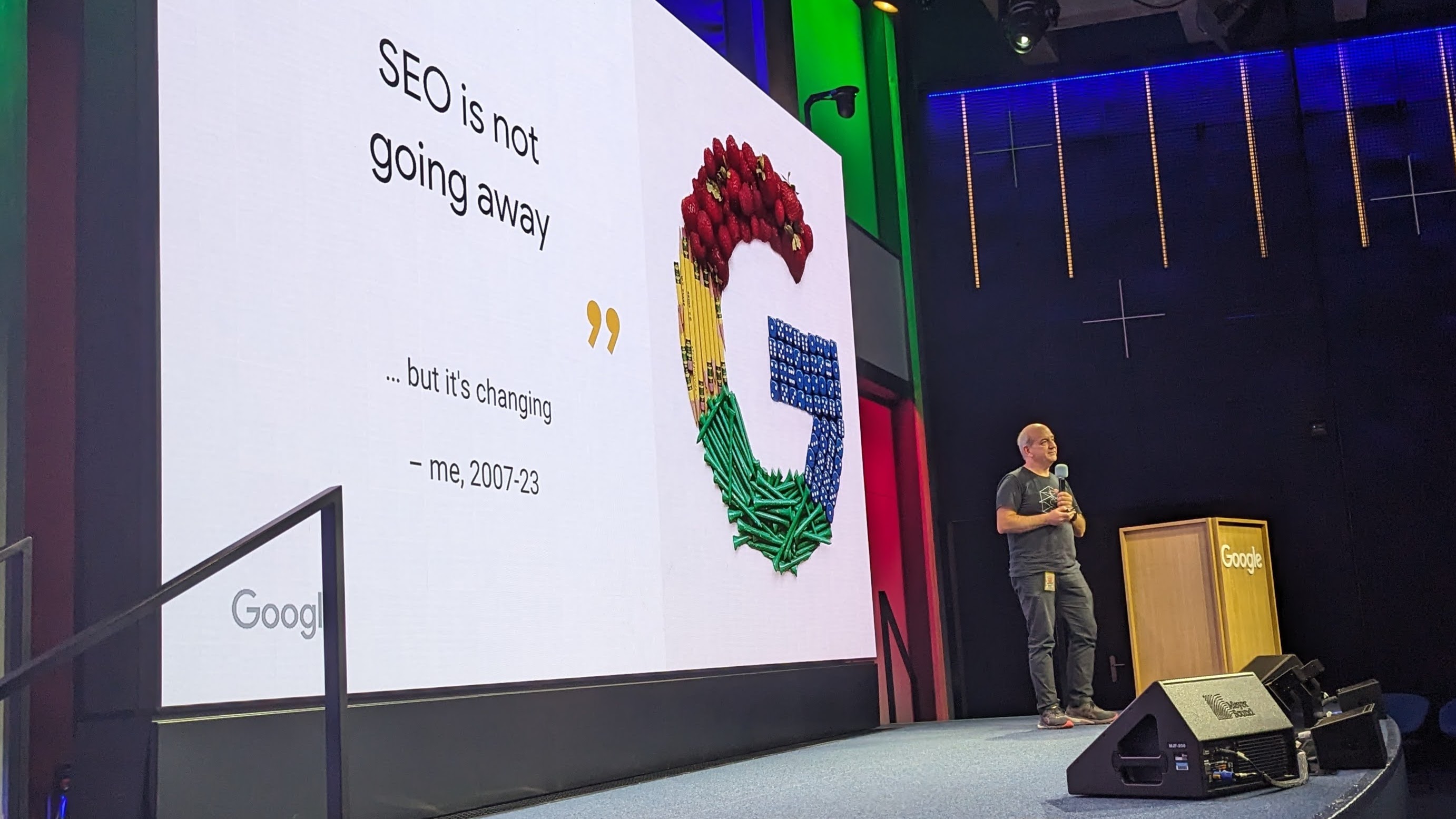 John Mueller en el escenario de un evento anterior de Search Central Live
