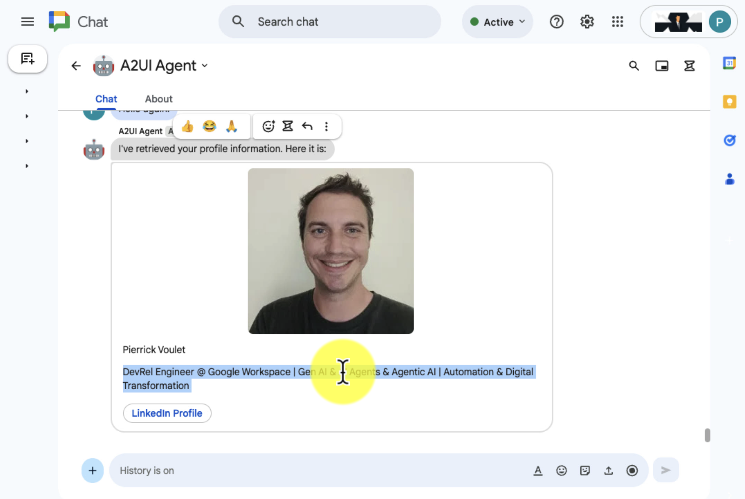 El agente de A2UI responde al usuario con un mensaje que muestra el nombre del perfil en la tarjeta.