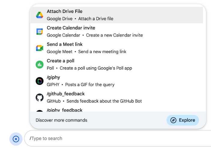 Пользователь обнаруживает меню слэш-команд и быстрых команд.