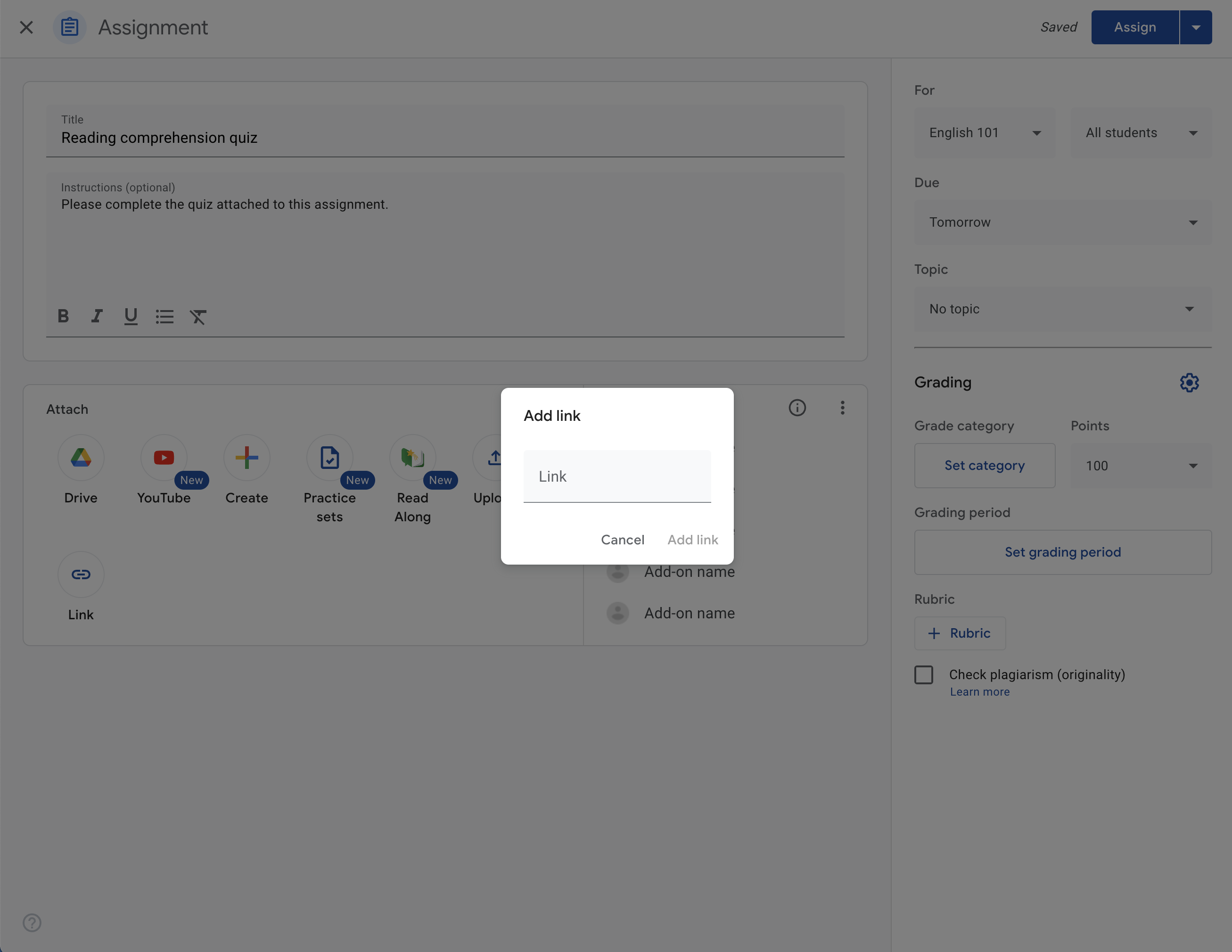 Insegnante che aggiunge un allegato link a un compito